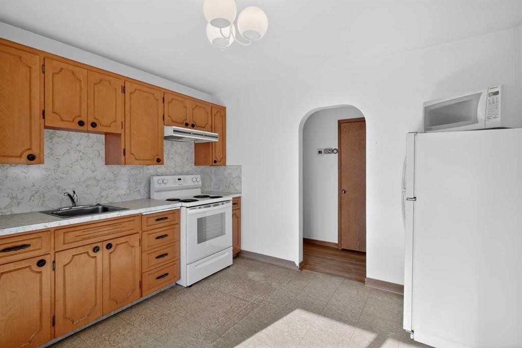 2416 38 Street Sw, Calgary, AB - Indoor Photo Showing Kitchen
