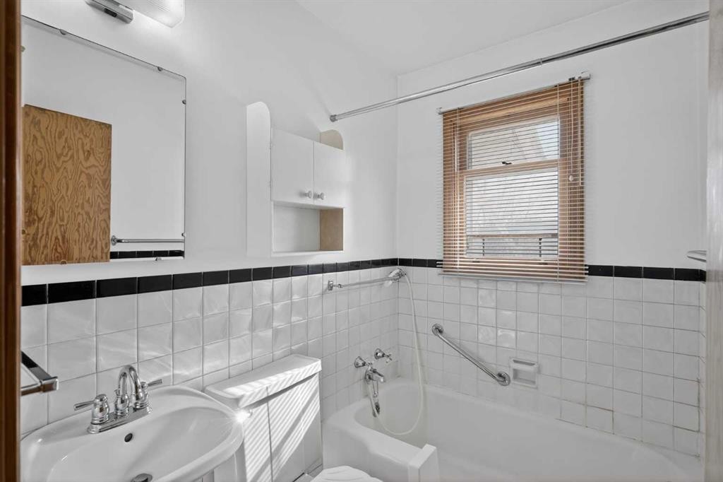 2416 38 Street Sw, Calgary, AB - Indoor Photo Showing Bathroom
