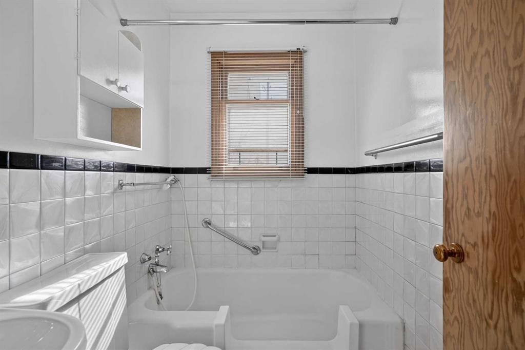 2416 38 Street Sw, Calgary, AB - Indoor Photo Showing Bathroom