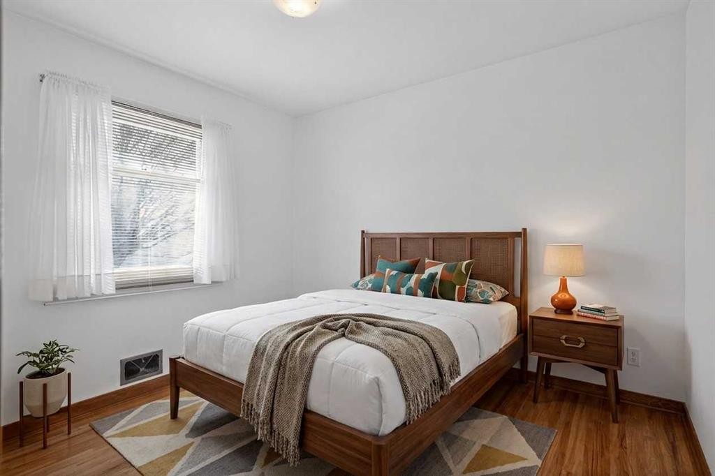 2416 38 Street Sw, Calgary, AB - Indoor Photo Showing Bedroom