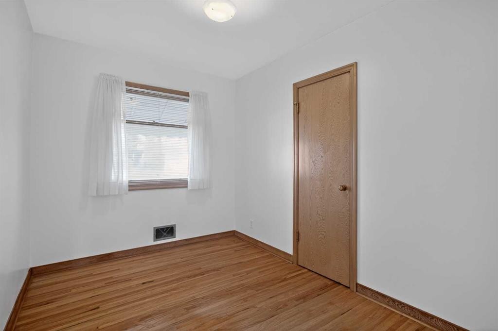 2416 38 Street Sw, Calgary, AB - Indoor Photo Showing Other Room