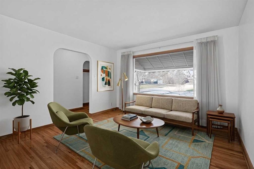 2416 38 Street Sw, Calgary, AB - Indoor Photo Showing Living Room