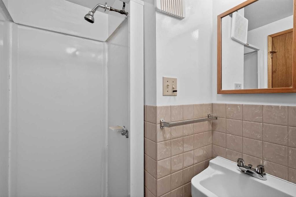 2416 38 Street Sw, Calgary, AB - Indoor Photo Showing Bathroom