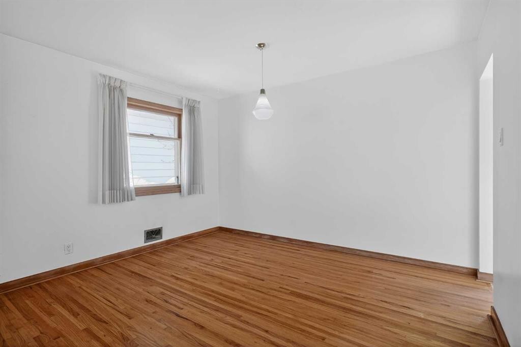 2416 38 Street Sw, Calgary, AB - Indoor Photo Showing Other Room