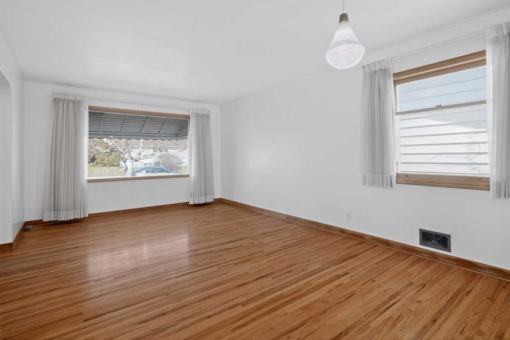 2416 38 Street Sw, Calgary, AB - Indoor Photo Showing Other Room
