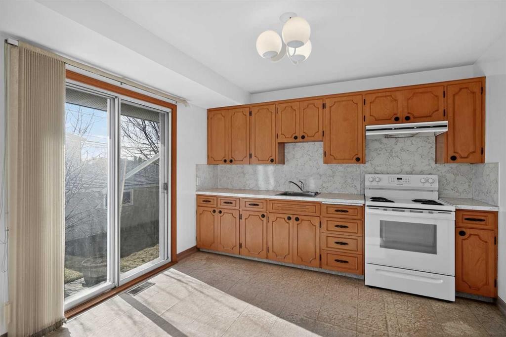 2416 38 Street Sw, Calgary, AB - Indoor Photo Showing Kitchen