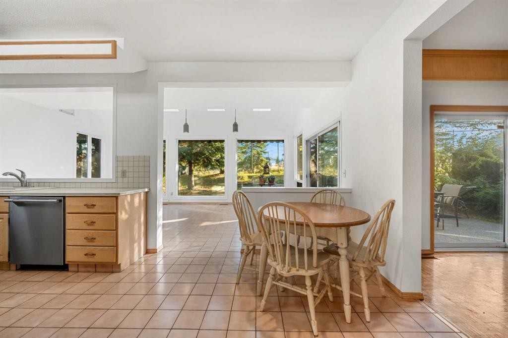 907 Shawnee Drive Sw, Calgary, AB - Indoor Photo Showing Dining Room