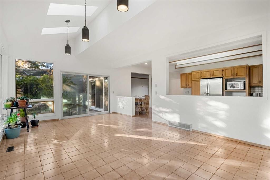 907 Shawnee Drive Sw, Calgary, AB - Indoor