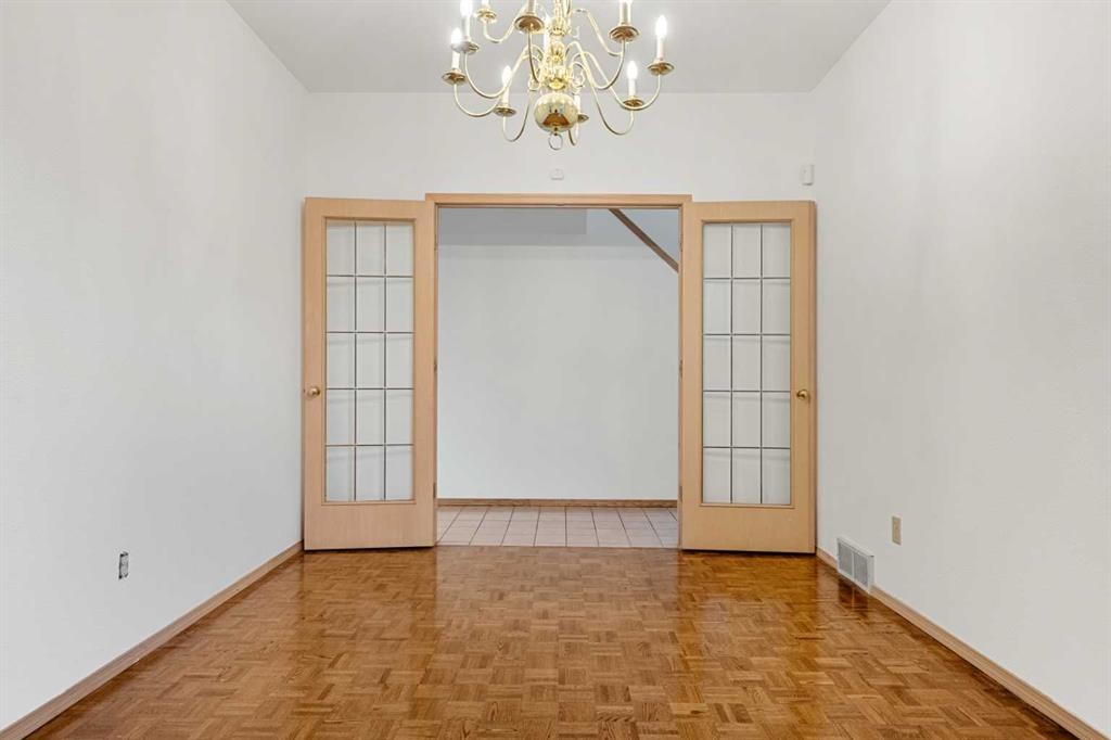 907 Shawnee Drive Sw, Calgary, AB - Indoor Photo Showing Other Room