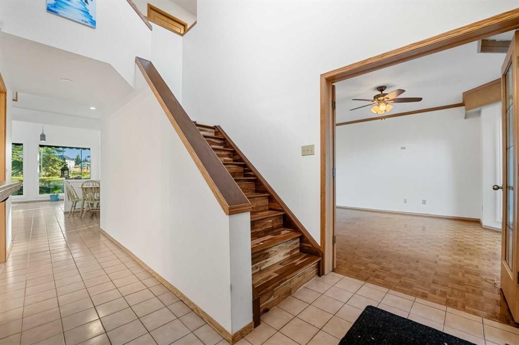 907 Shawnee Drive Sw, Calgary, AB - Indoor Photo Showing Other Room