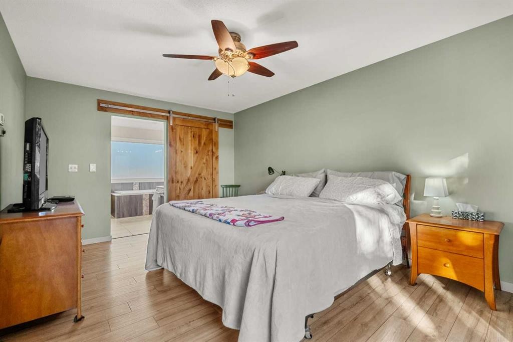 907 Shawnee Drive Sw, Calgary, AB - Indoor Photo Showing Bedroom