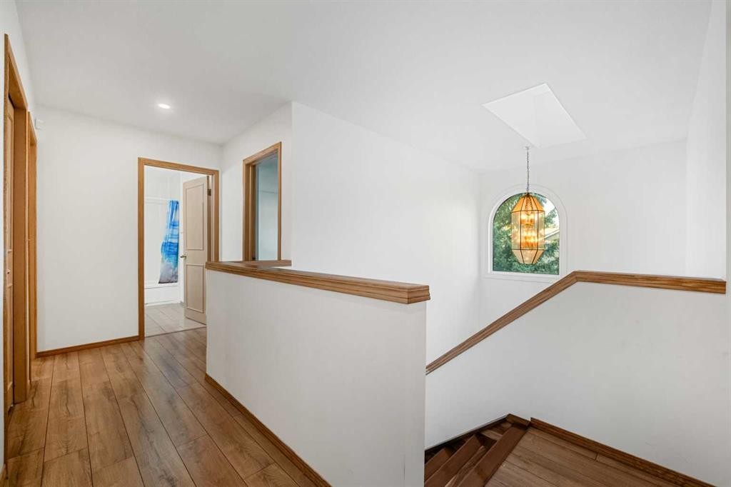 907 Shawnee Drive Sw, Calgary, AB - Indoor Photo Showing Other Room