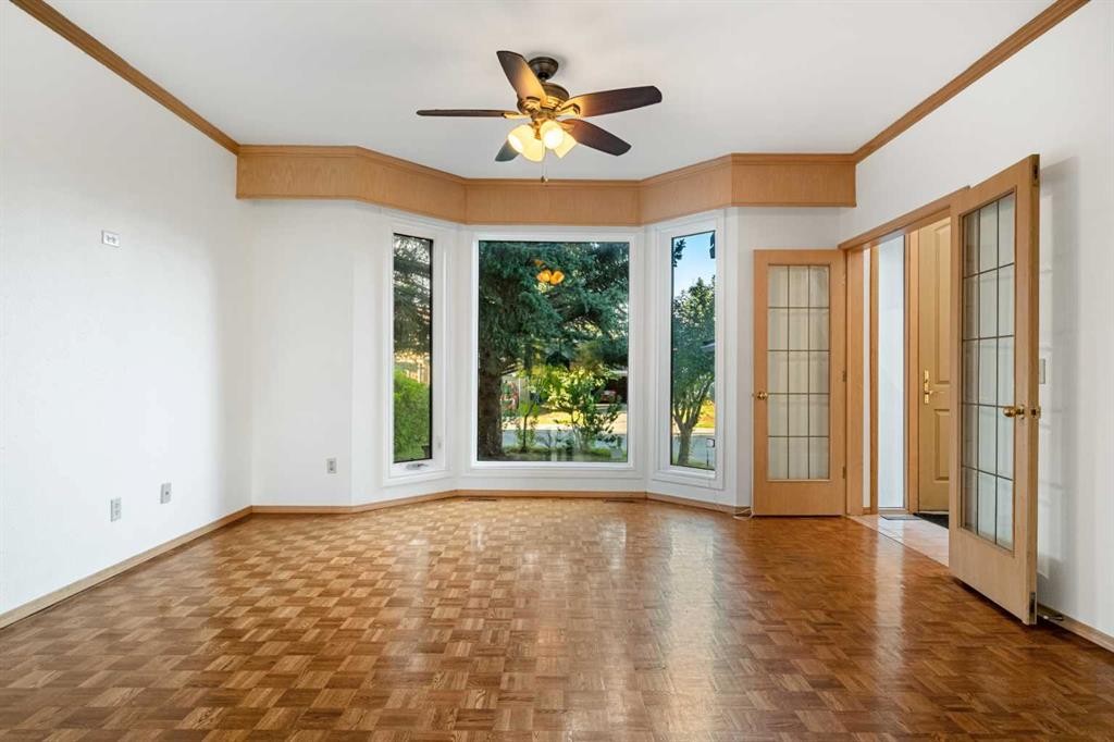 907 Shawnee Drive Sw, Calgary, AB - Indoor Photo Showing Other Room