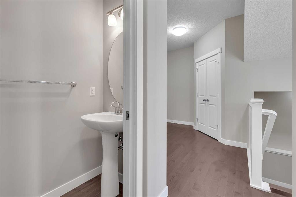 175 Brightoncrest Point Se, Calgary, AB - Indoor Photo Showing Bathroom