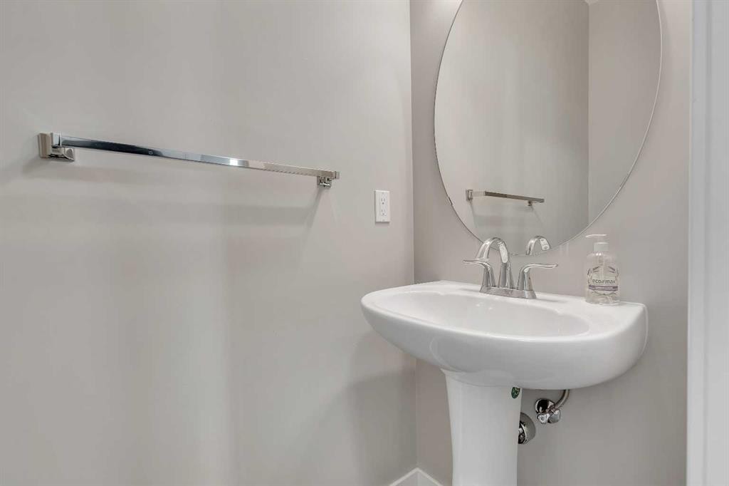 175 Brightoncrest Point Se, Calgary, AB - Indoor Photo Showing Bathroom