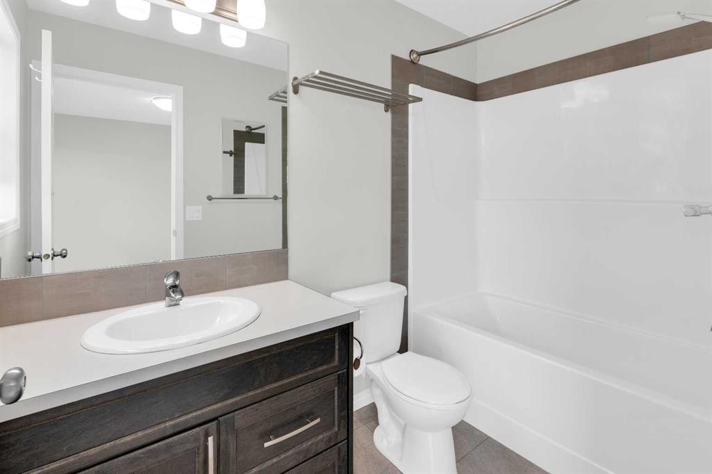 140 Sundown Road, Cochrane, AB - Indoor Photo Showing Bathroom
