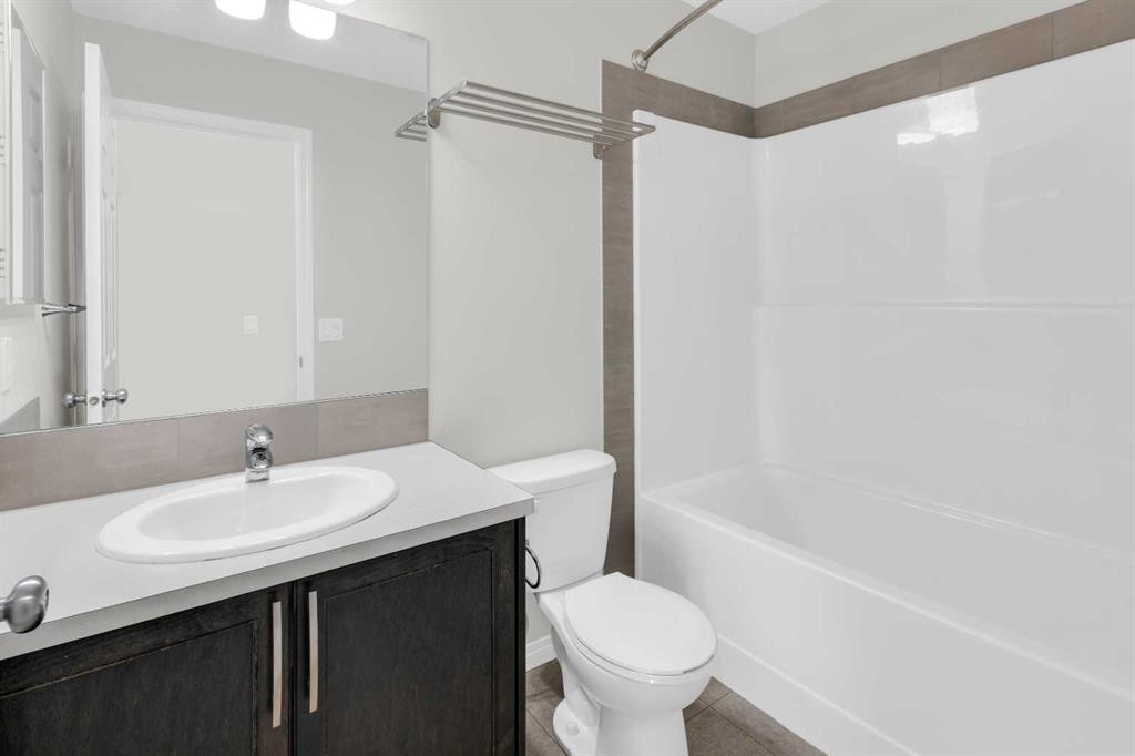 140 Sundown Road, Cochrane, AB - Indoor Photo Showing Bathroom