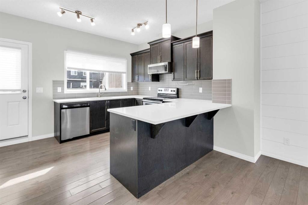 140 Sundown Road, Cochrane, AB - Indoor Photo Showing Kitchen With Upgraded Kitchen