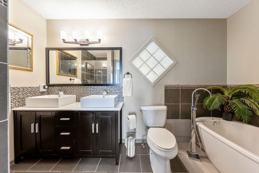 4 Cimarron Trail, Okotoks, AB - Indoor Photo Showing Bathroom