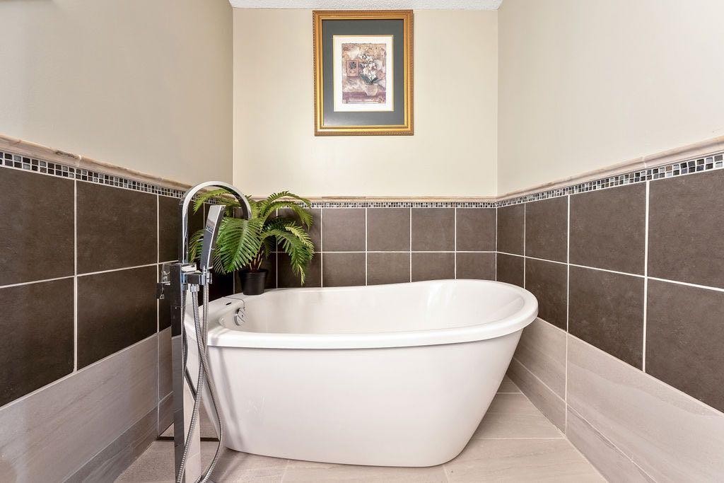 4 Cimarron Trail, Okotoks, AB - Indoor Photo Showing Bathroom