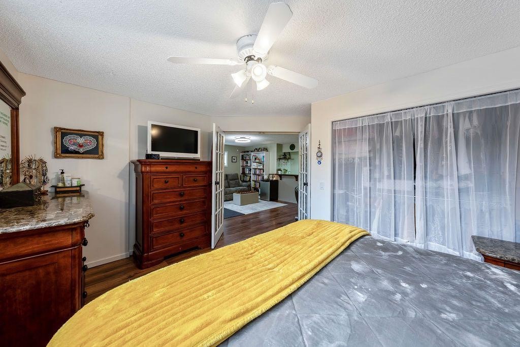 4 Cimarron Trail, Okotoks, AB - Indoor Photo Showing Bedroom