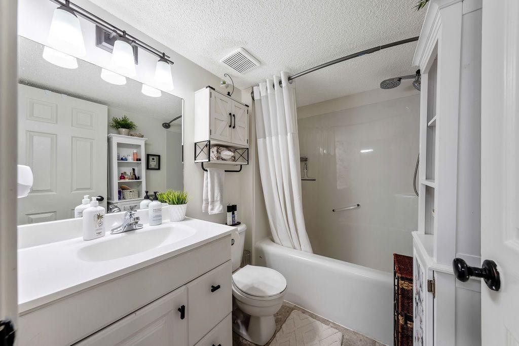 4 Cimarron Trail, Okotoks, AB - Indoor Photo Showing Bathroom