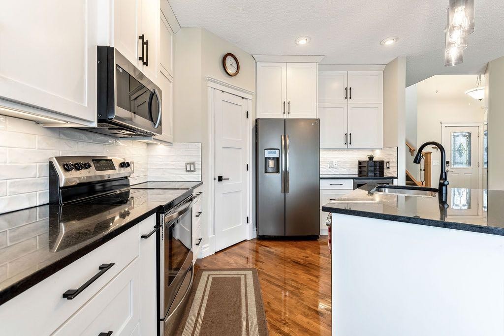 4 Cimarron Trail, Okotoks, AB - Indoor Photo Showing Kitchen With Stainless Steel Kitchen With Upgraded Kitchen
