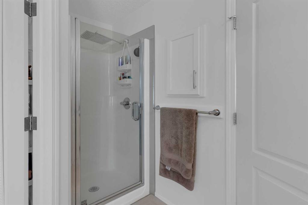 28 Cranarch Crescent Se, Calgary, AB - Indoor Photo Showing Bathroom