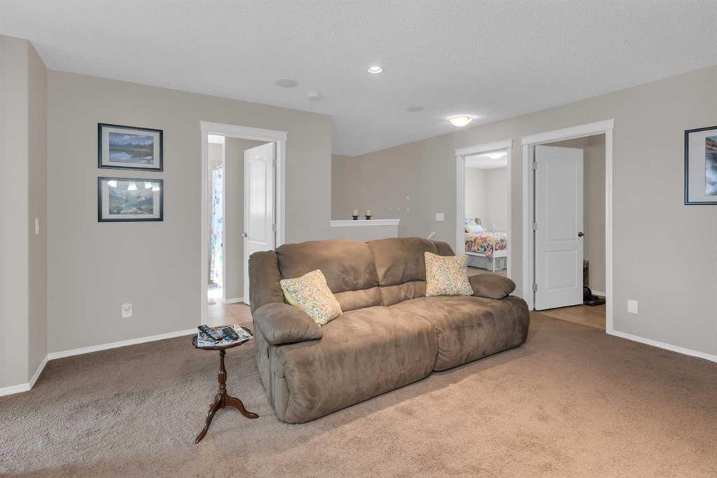 28 Cranarch Crescent Se, Calgary, AB - Indoor Photo Showing Living Room