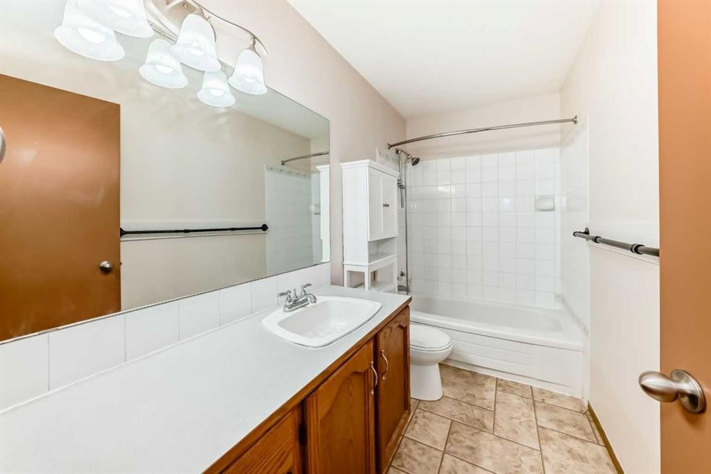 51 Covington Rise Ne, Calgary, AB - Indoor Photo Showing Bathroom