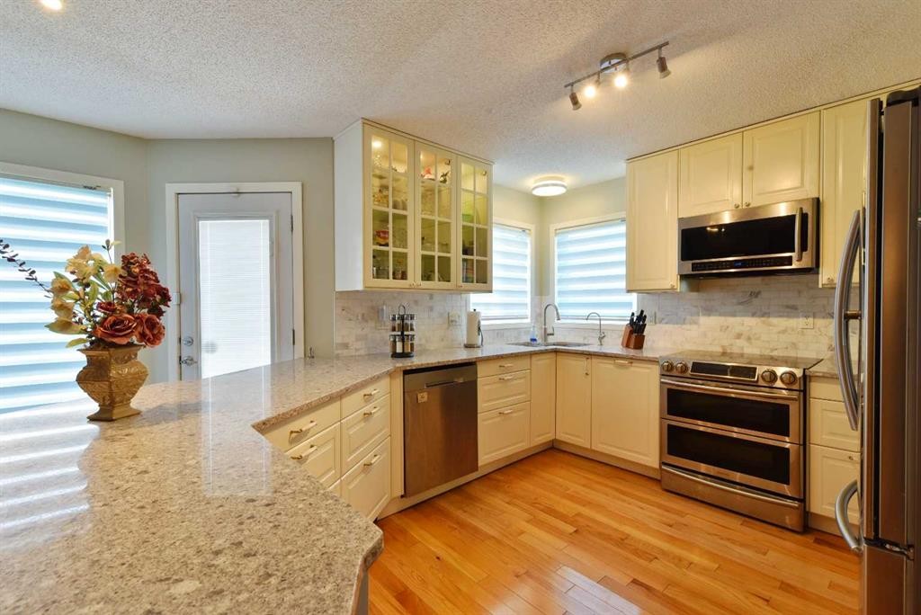 105 Coral Springs Close Ne, Calgary, AB - Indoor Photo Showing Kitchen