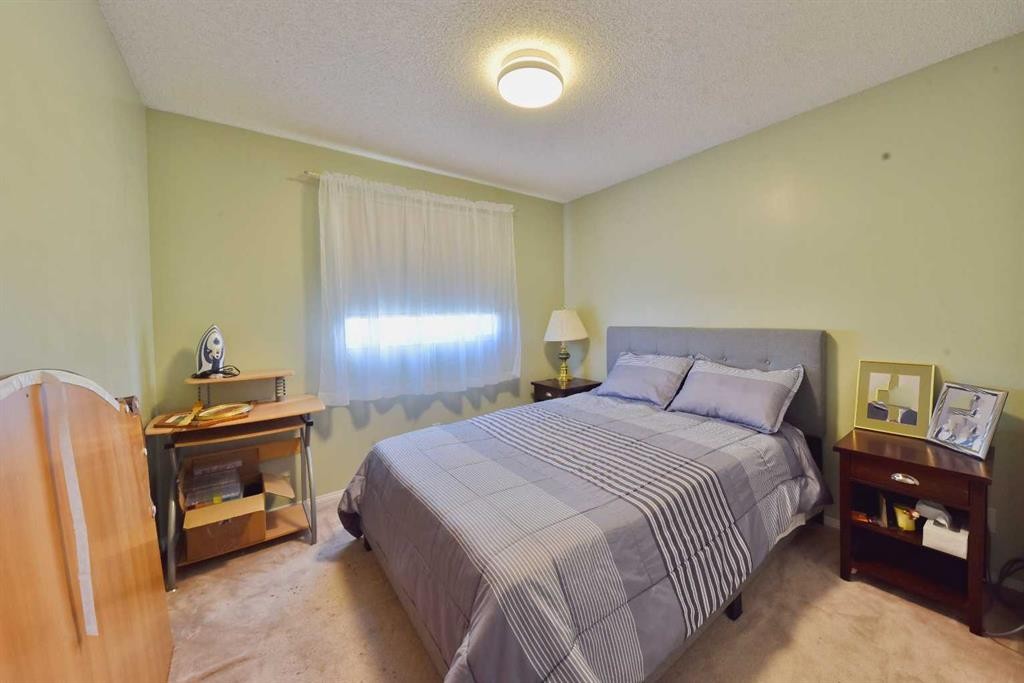 105 Coral Springs Close Ne, Calgary, AB - Indoor Photo Showing Bedroom