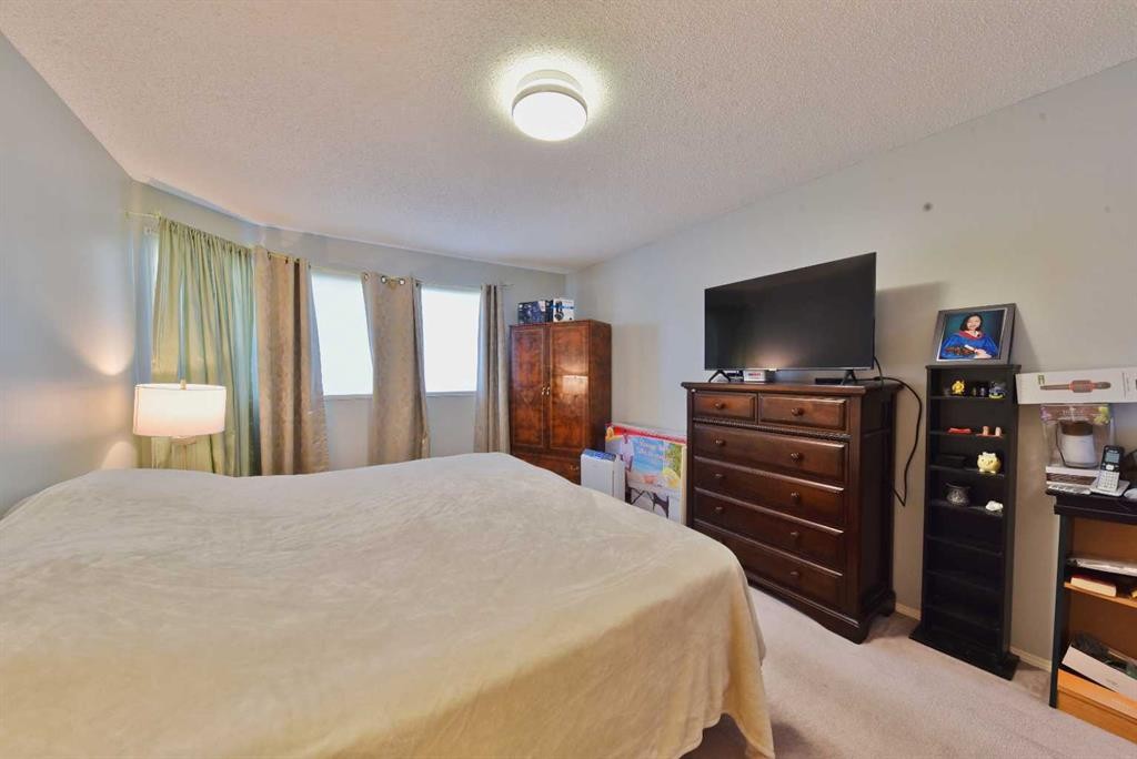 105 Coral Springs Close Ne, Calgary, AB - Indoor Photo Showing Bedroom