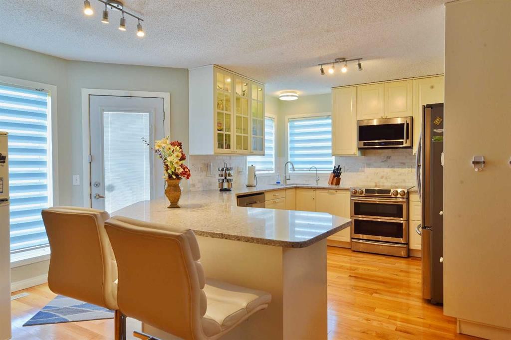 105 Coral Springs Close Ne, Calgary, AB - Indoor Photo Showing Kitchen
