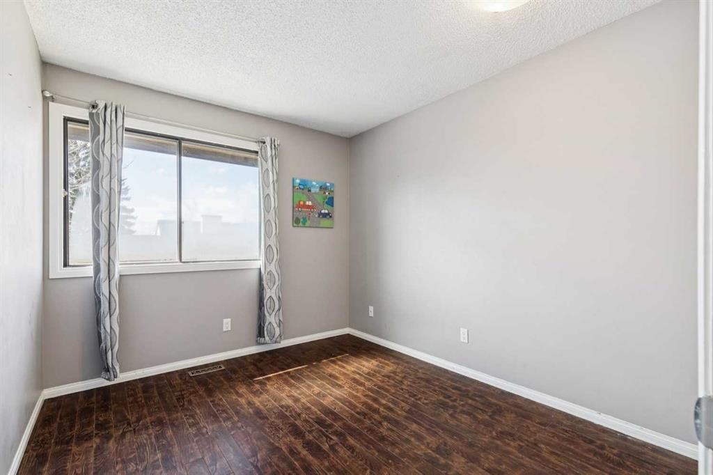 28 Templegreen Bay Ne, Calgary, AB - Indoor Photo Showing Other Room