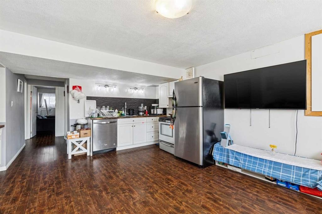 28 Templegreen Bay Ne, Calgary, AB - Indoor Photo Showing Kitchen With Stainless Steel Kitchen