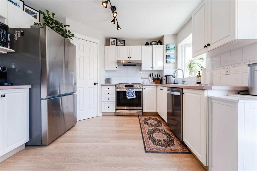 217 Martin Crossing Way Ne, Calgary, AB - Indoor Photo Showing Kitchen