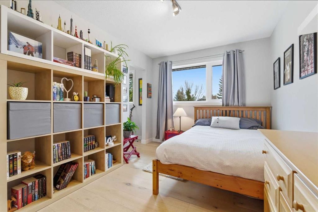 832 Edgemont Road Nw, Calgary, AB - Indoor Photo Showing Bedroom