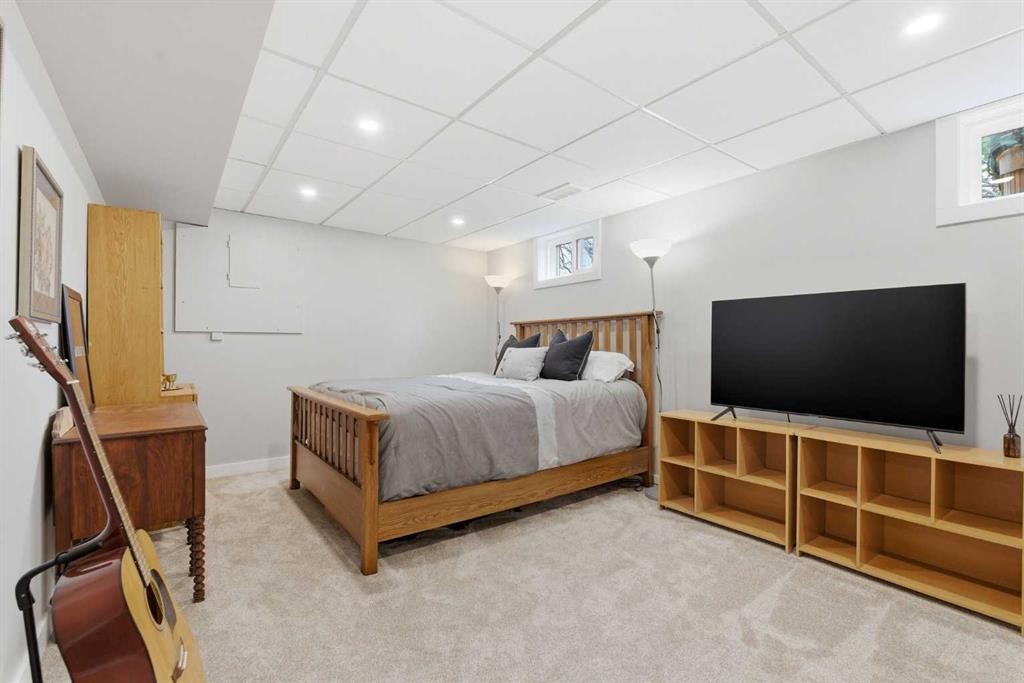 832 Edgemont Road Nw, Calgary, AB - Indoor Photo Showing Bedroom