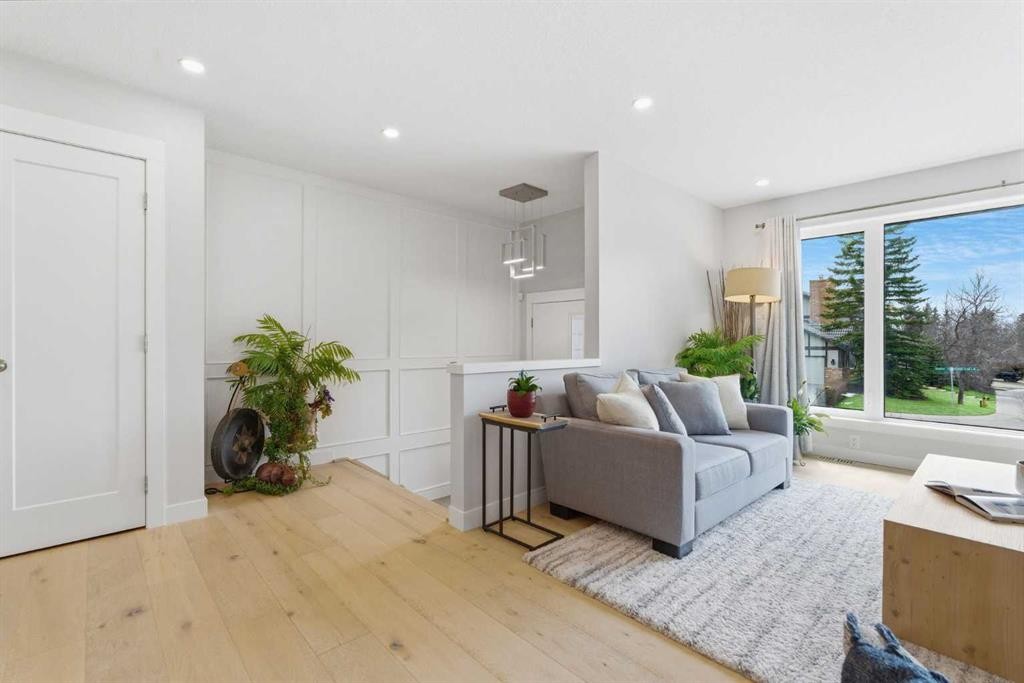 832 Edgemont Road Nw, Calgary, AB - Indoor Photo Showing Living Room