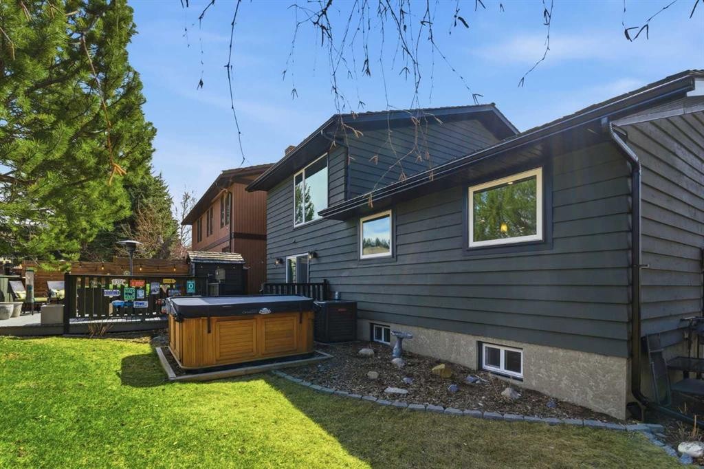 832 Edgemont Road Nw, Calgary, AB - Outdoor With Exterior