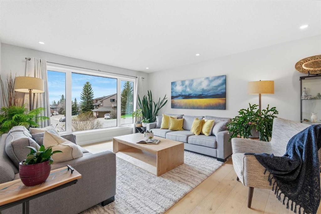 832 Edgemont Road Nw, Calgary, AB - Indoor Photo Showing Living Room