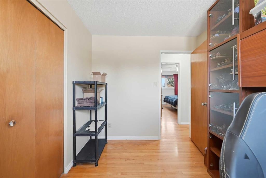 1012 Riddell Place Se, Calgary, AB - Indoor Photo Showing Other Room