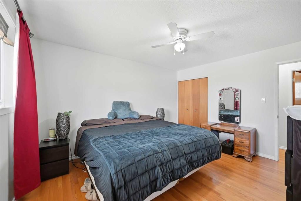 1012 Riddell Place Se, Calgary, AB - Indoor Photo Showing Bedroom
