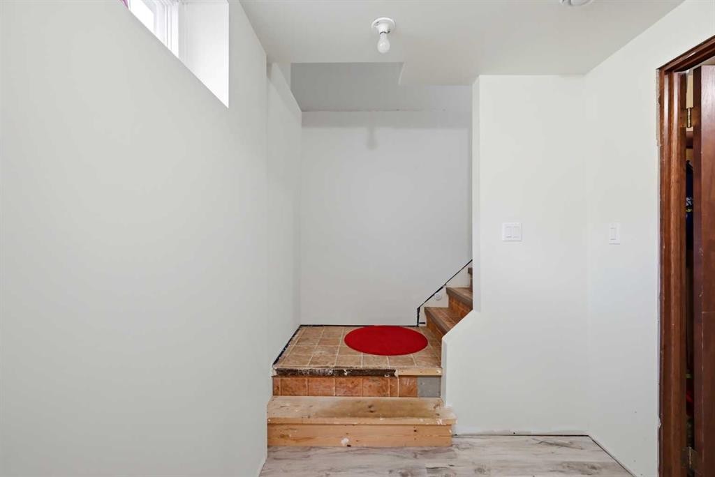 1012 Riddell Place Se, Calgary, AB - Indoor Photo Showing Other Room