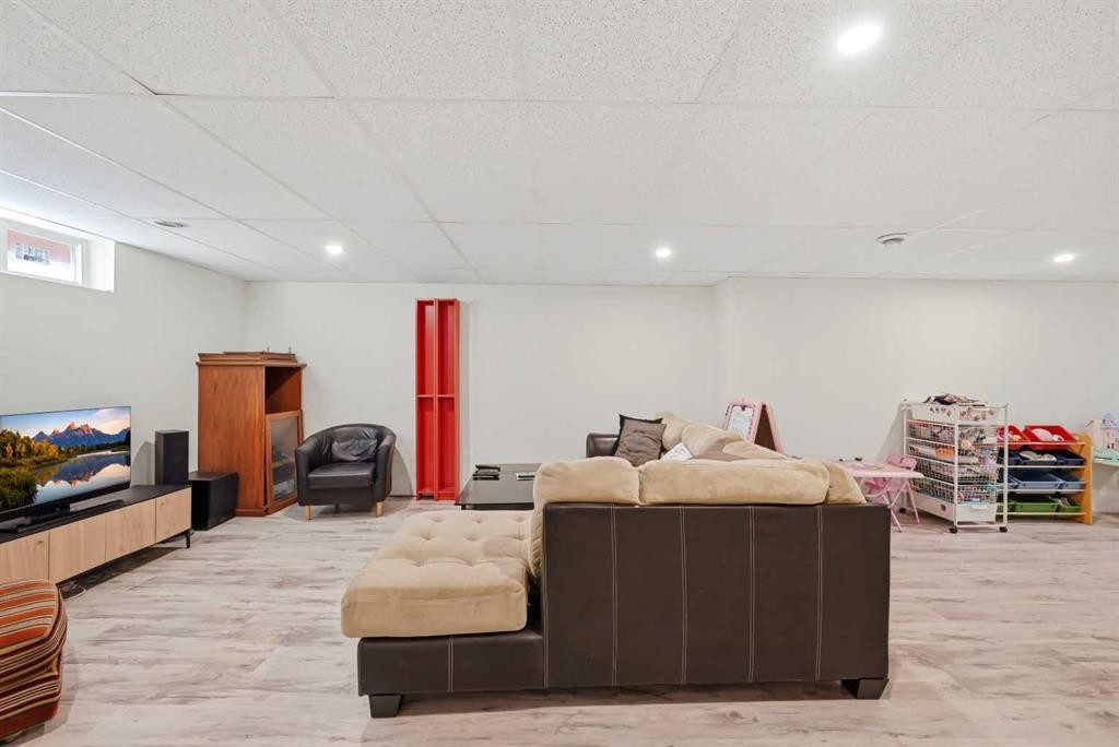 1012 Riddell Place Se, Calgary, AB - Indoor Photo Showing Other Room