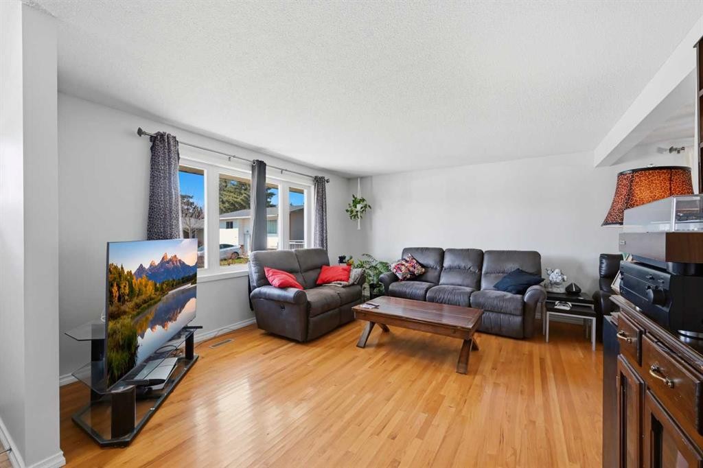 1012 Riddell Place Se, Calgary, AB - Indoor Photo Showing Living Room