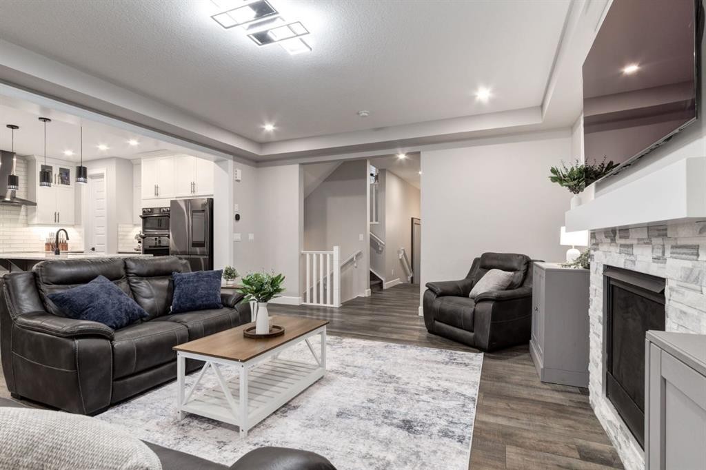 166 Osborne Common Sw, Airdrie, AB - Indoor Photo Showing Living Room