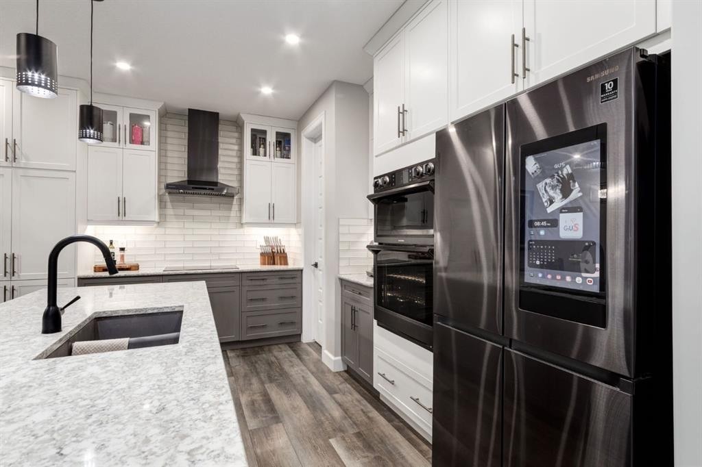 166 Osborne Common Sw, Airdrie, AB - Indoor Photo Showing Kitchen With Double Sink With Upgraded Kitchen