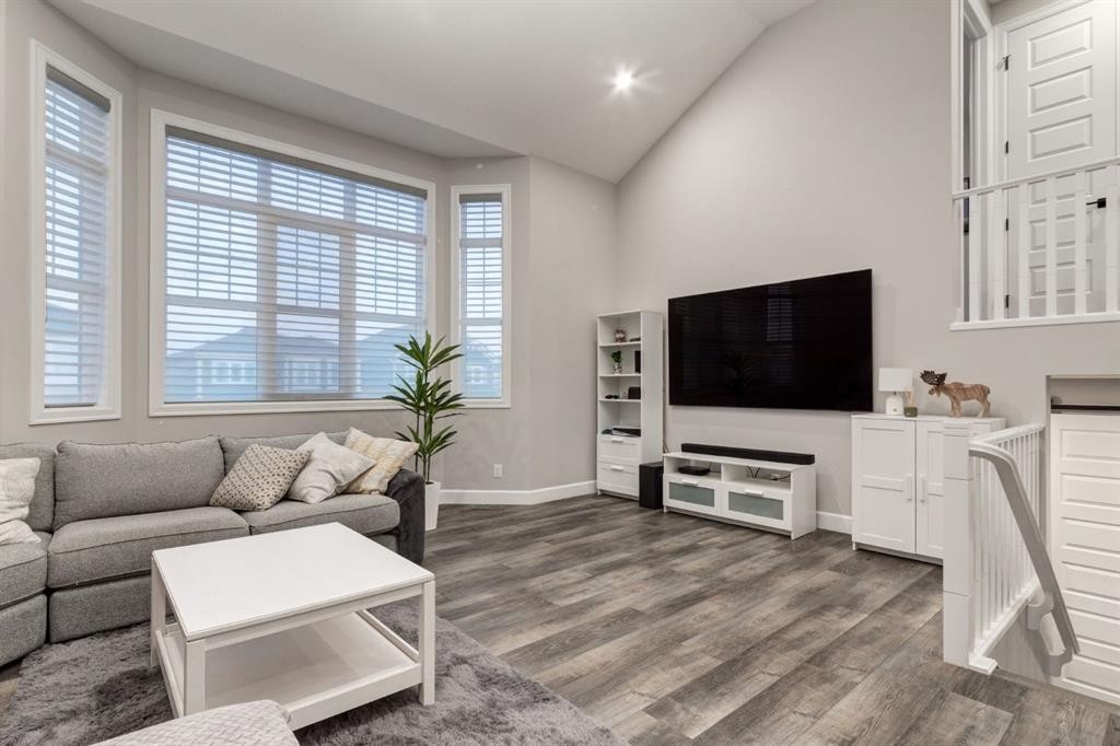 166 Osborne Common Sw, Airdrie, AB - Indoor Photo Showing Living Room